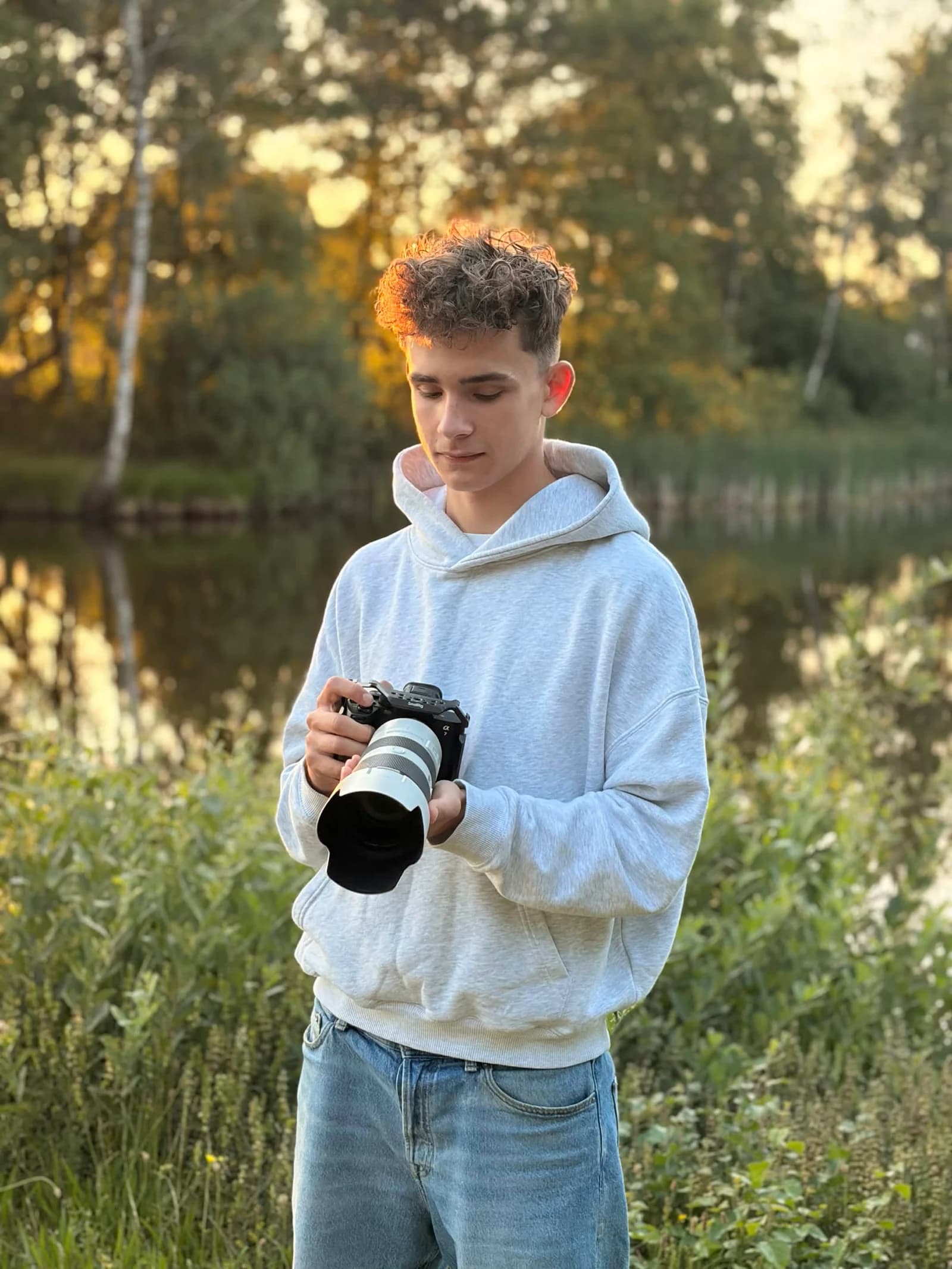 Lukas Svendsen — ung fotograf og videoproducent ved kamera