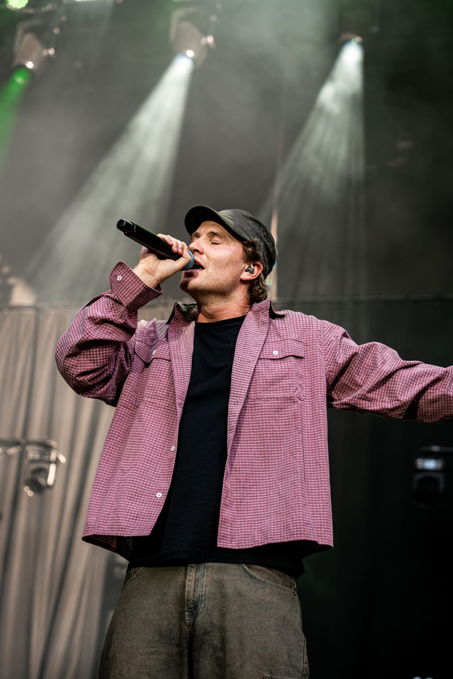 Thor Farlov synger på scenen til Smukfest under spotlys